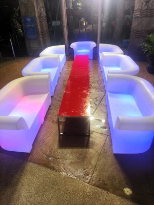 ILLUMINATED CHESTERFIELD SOFA THREE SEATER TRAYS COFFEE TABLE RED TOP